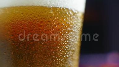 啤酒特写。一品脱冷工艺啤酒，背景为哑光黑色，旋转360度。一杯啤酒加水